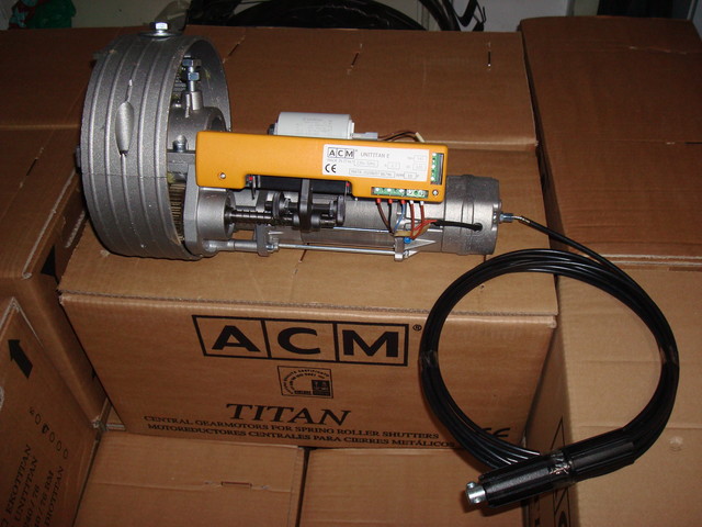 Motor para puerta enrollable ACM Titan 170K para cierre metalico persiana metalica enrollable hasta 170kg de peso para automatizar puertas de garaje o persianas comerciales 